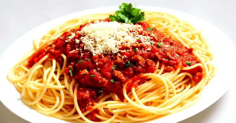 Espaguetis con salsa boloñesa y vegetales