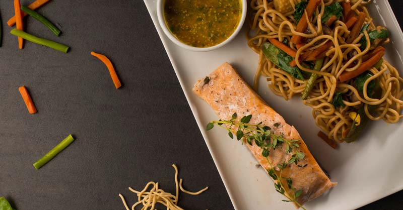 Salmón marinado con Chow Mein de vegetales