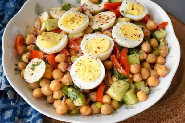 Ensalada mediterránea de huevo y garbanzos