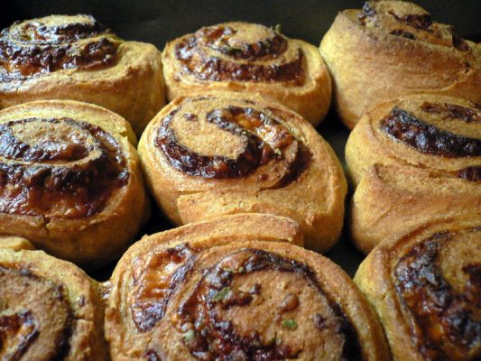 Rollitos de canela y arándanos frescos