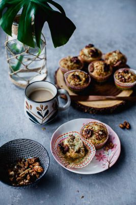 Muffins de desayuno de nuez tostada y granola de plátano | Cocina juguetona