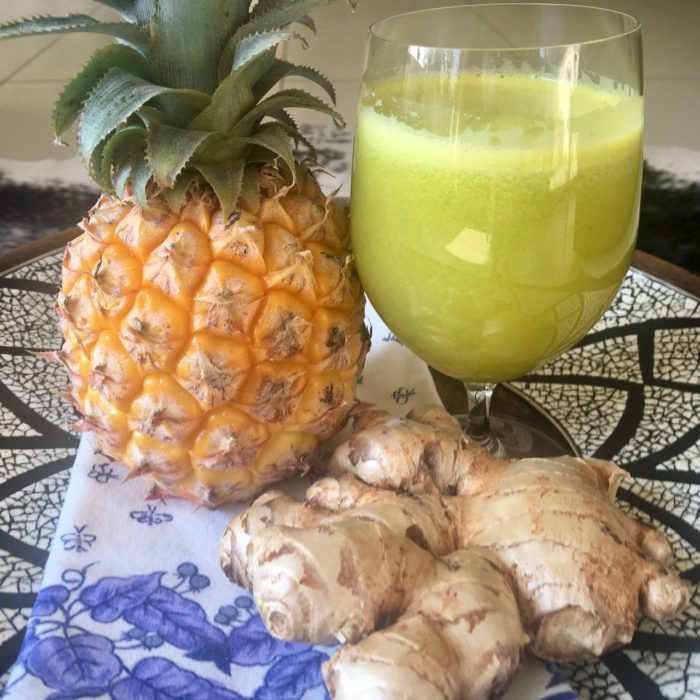 zumo de piña y jengibre