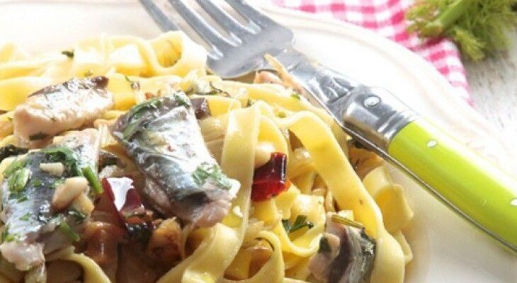 Cintas de pasta con sardinas