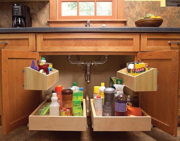 Cómo organizar el espacio debajo del fregadero de su cocina