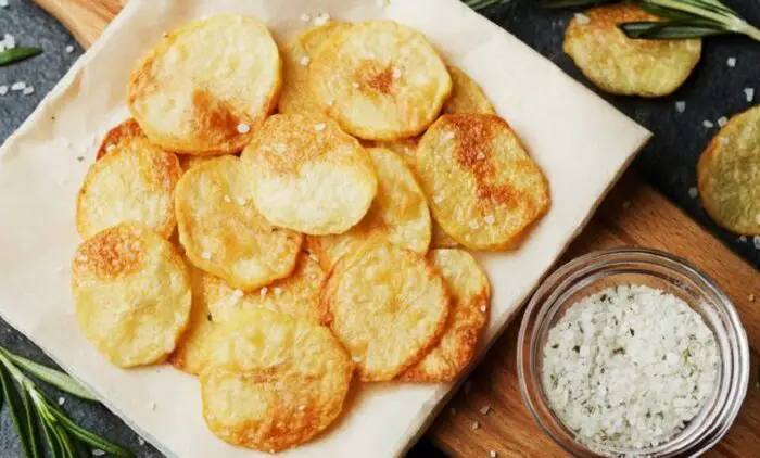 Chips de patatas en freidora de aire