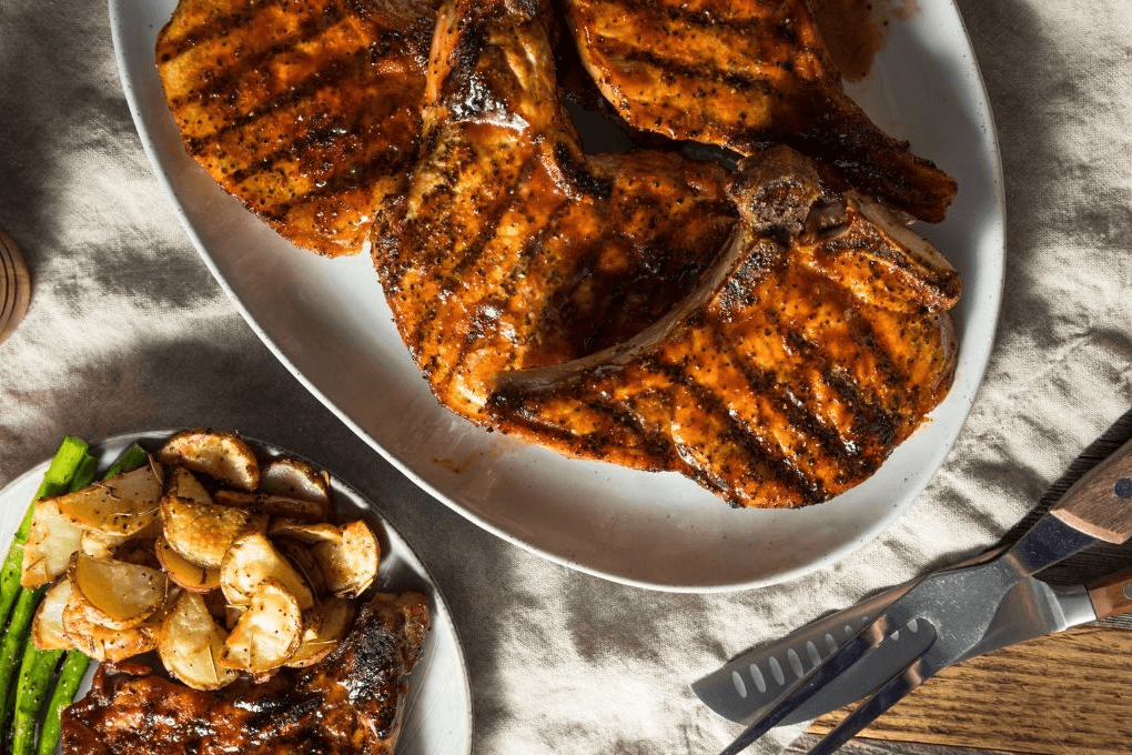 Chuletas de cerdo en salsa marrón