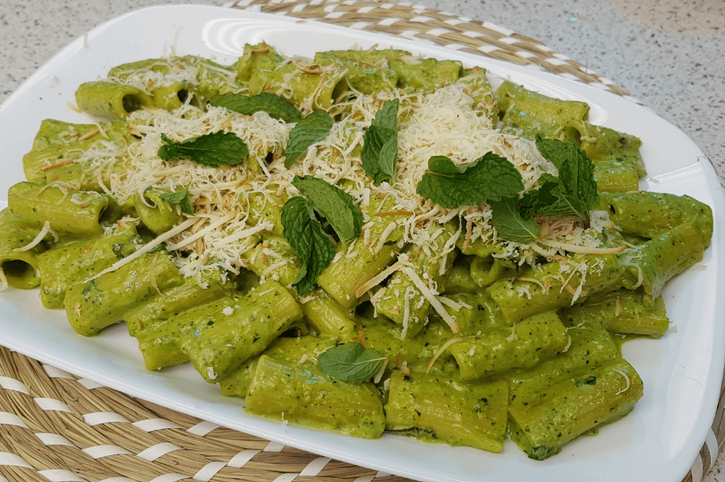 Pasta con salsa de guisantes y espinacas