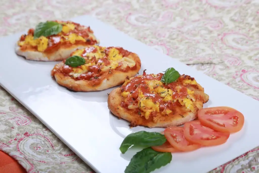 Mini pizzas de jamón y huevo 2