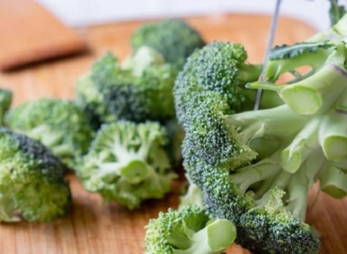 Brócoli asado con queso