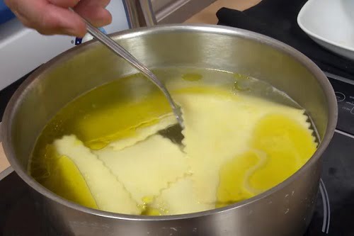 Lasaña de pollo con salsa blanca