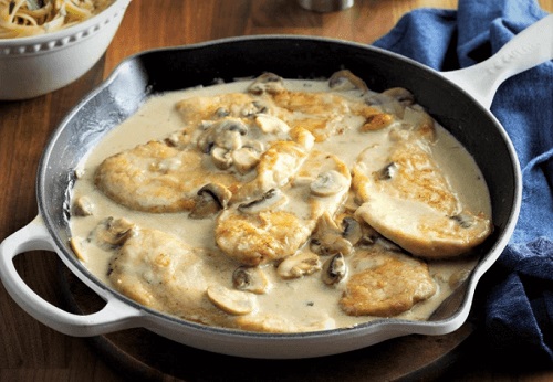 Pollo con salsa de champiñones