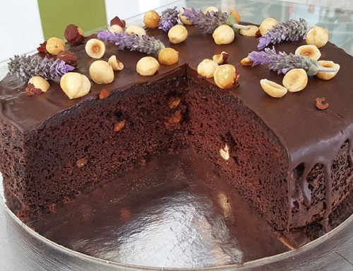 Pastel de chocolate y avellanas