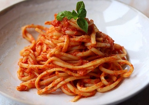 Espaguetis con tomate triturado