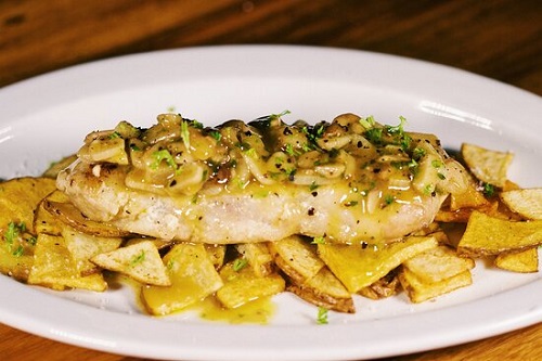 Filetes de corvina al ajillo