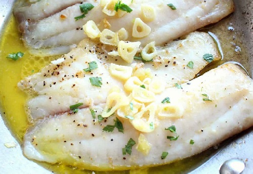 Filetes de corvina al ajillo