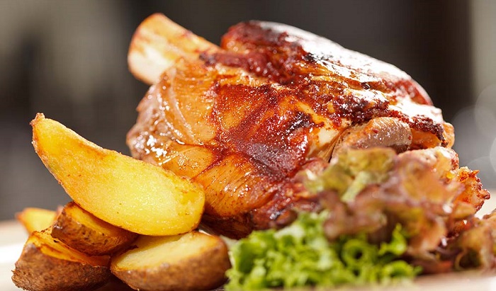 Codillo asado con patatas