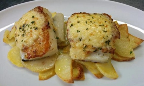 Bacalao gratinado con cebolla y patatas