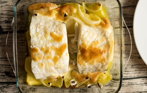 Bacalao gratinado con cebolla y patatas