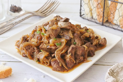 Hígados de pollo encebollados