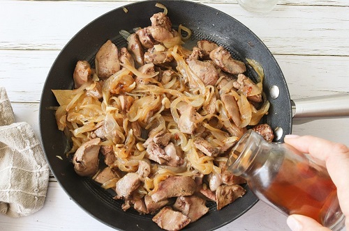 Hígados de pollo encebollados