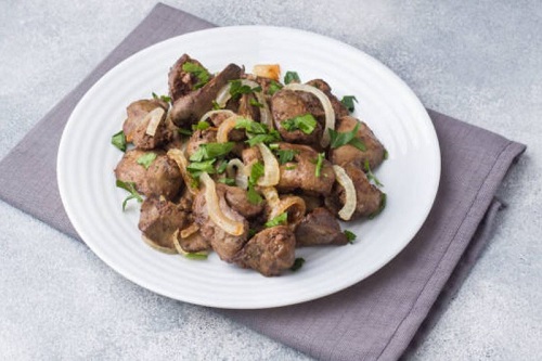 Hígados de pollo encebollados