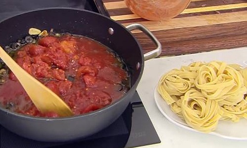 Tallarines a la putanesca Tallarines a la putanesca