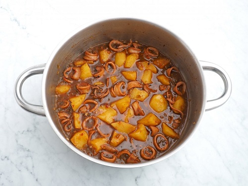 Guiso de calamares y patatas Guiso de calamares y patatas