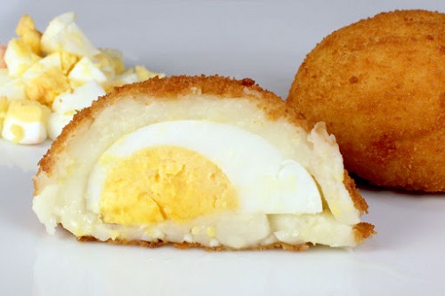 Huevos con bechamel rebozados