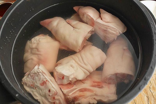 Manitas de cerdo guisadas Manitas de cerdo guisadas