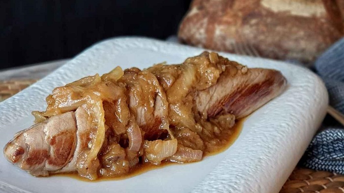 Ventresca de atún encebollada